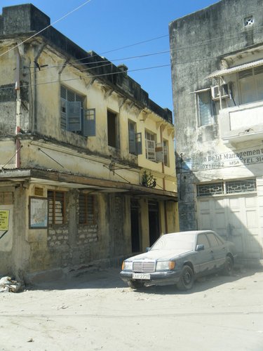 dusty-back-street-mombasa